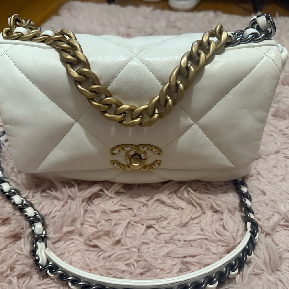 CHANEL 19 bag